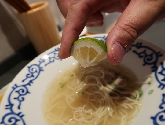 梅田・北新地　「博多豚そば　月や」　博多から来たスッキリ美味しい豚清湯そば！　