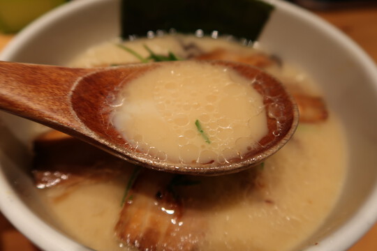 此花・西九条　「らーめん　麺泥棒」　味わい深いライト豚骨のチャーシュー麺！
