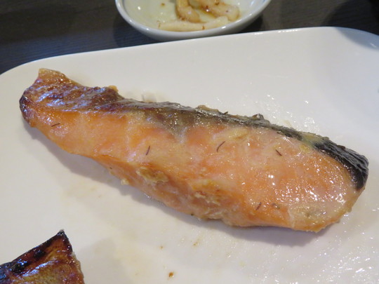 神戸・住吉　「魚屋さんの居酒屋　さかなでいっぱい」　土日限定のランチ営業のさわらとサーモン味噌焼き定食！