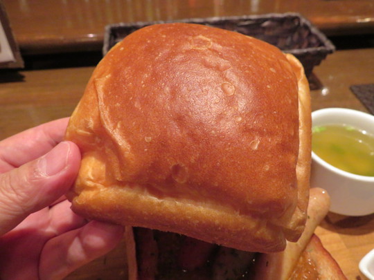 阿倍野・西田辺　「AGORA（アゴラ）」　箱型のパンを繰り抜いてキーマカレーとソーセージをトッピングした名物ハコパン！