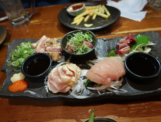 なんば・難波中　「手羽先の羽」　人気の焼鳥居酒屋ですね！