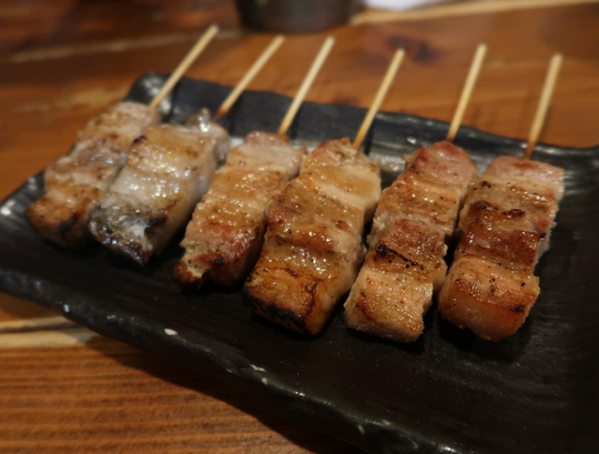 なんば・難波中　「手羽先の羽」　人気の焼鳥居酒屋ですね！