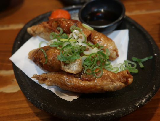 なんば・難波中　「手羽先の羽」　人気の焼鳥居酒屋ですね！