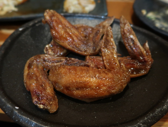 なんば・難波中　「手羽先の羽」　人気の焼鳥居酒屋ですね！