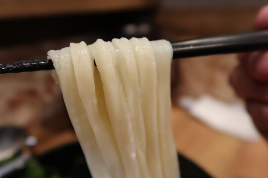 西・阿波座　「極楽うどんＴＫＵ AWAZA」　剛麺食べ応えありの黒毛和牛肉玉生醤油うどん！