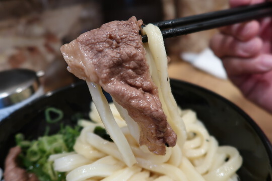 西・阿波座　「極楽うどんＴＫＵ AWAZA」　剛麺食べ応えありの黒毛和牛肉玉生醤油うどん！