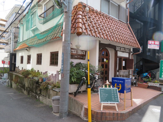 吹田・千里山　「ＤＯＣ ＨＯＬＬＩＤＡＹ（ドク ホリデー）」　ほっこり出来る老舗で山小屋風のカフェで頂くドライカレー！