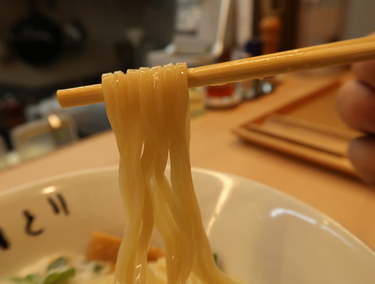 梅田・兎我野町　「麺や　小とり　東梅田」　夏場のスタミナアップに冷やし山つけ玉そば！