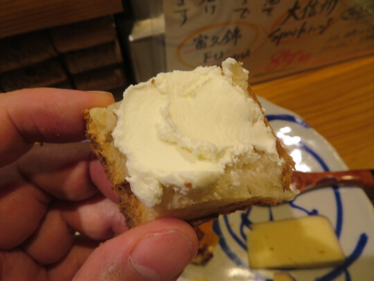 明石・本町　「国産チーズ酒場　Ace（エース）」　お任せチーズ５種盛合せと日本酒との組合せがいいですね！