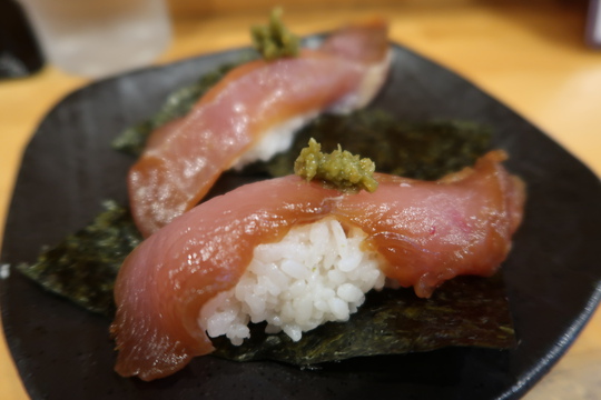 梅田・曽根崎　「大阪　麺哲」　旨味溢れる肉塩ワンタンと近江黒鶏の醤油漬け握り鮨！