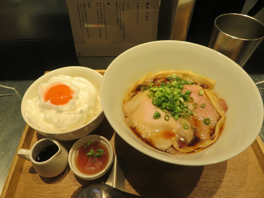 淀川・西中島　「麺屋　左衛門（さえもん）」　コクのある王道の丸鶏の醤油清湯が頂けます！
