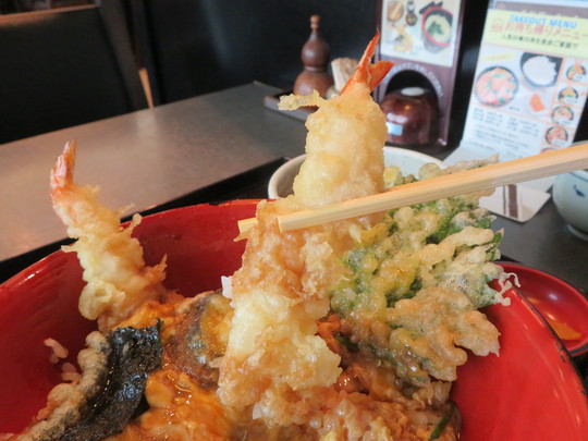 神戸・住吉　「手打ち一筋　かさ（傘）」　出汁と馴染んだトロトロ卵とじの天とじ丼！