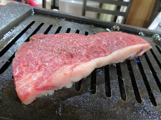 神戸・西元町　「肉のオカダ」　２階は網鉄板で高級和牛がリーズナブルに頂けます！！