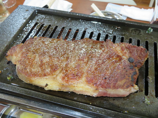 神戸・西元町　「肉のオカダ」　２階は網鉄板で高級和牛がリーズナブルに頂けます！！