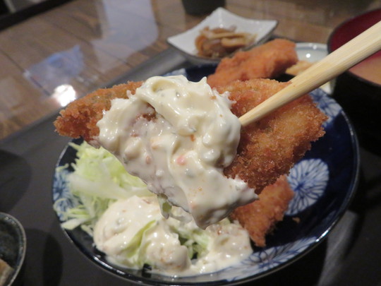 神戸・住吉　「魚屋さんの居酒屋　さかなでいっぱい」　贅沢にひらめフライ定食が旨い！