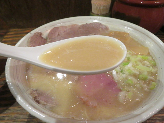 淀川・西中島　「西中島　光龍益」　豚皮と鶏の濃厚なスープで頂くラーメンに塩煮豚トッピング！