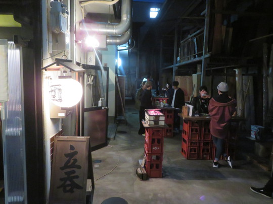 京都・丸太町　「酒場　井倉木材」　木材店の中で炭火で炙られるカツオ塩タタキ！