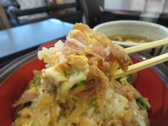 神戸・住吉　「手打ち一筋　かさ（傘）」　半熟の肉とじ丼が出汁が効いて旨い！