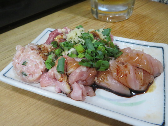 神戸・三宮　「やきとり　中森」　やっぱりお母ちゃんの鶏の刺身盛合せは最強です！