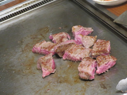 神戸・西元町　「肉のオカダ」　精肉店のビルの上で極上和牛がリーズナブルに頂けます！