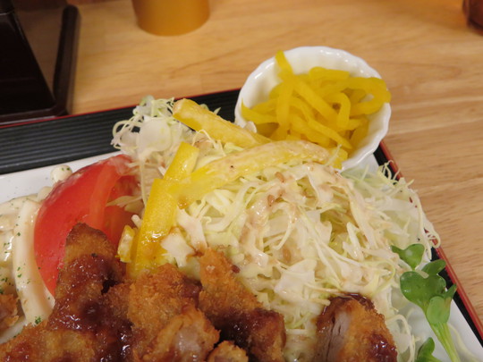 吹田・江坂　「ドンブリアサダ（DONBURI ASADA）」　大判のとんかつ定食がとてもボリューミー！
