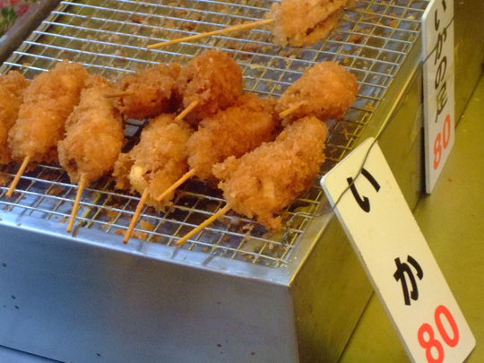 神戸・湊川　「稲田串カツ」　商店街の中の満員の立ち食い串カツ