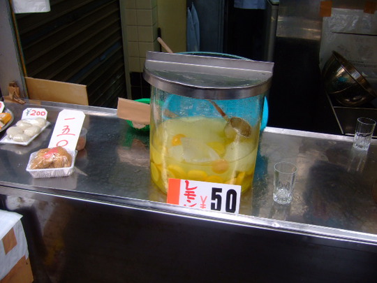 神戸・湊川　「鼻知場商店」　１杯５０円！名物のレモン水！！！