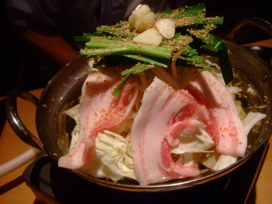 梅田　「ホルモン鍋やまちゃん」ホルモンとＳＰＦ豚のミックス鍋