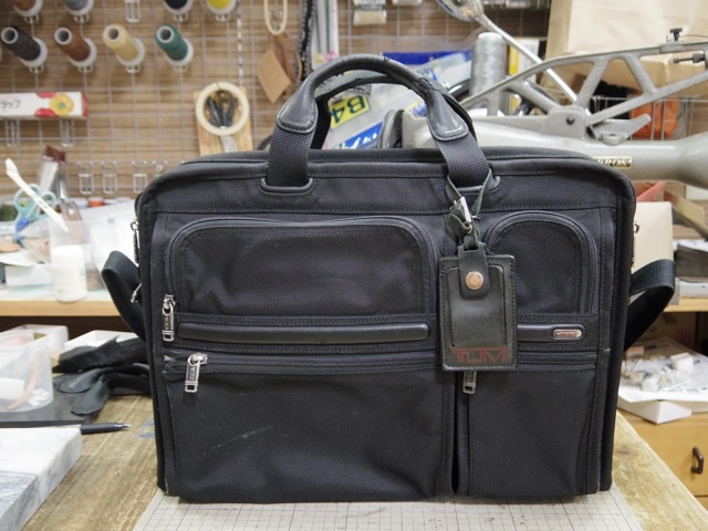 TUMIのバッグの持ち手の修理をいくつか