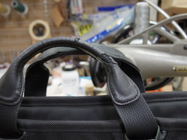 TUMIのバッグの持ち手の修理をいくつか